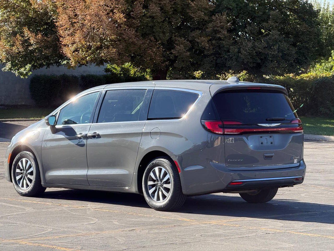Used 2022 Chrysler Pacifica Touring-L FWD image 3
