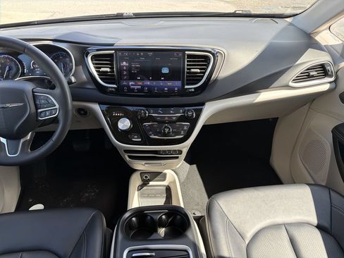 Used 2024 Chrysler Pacifica Touring-L FWD image 16
