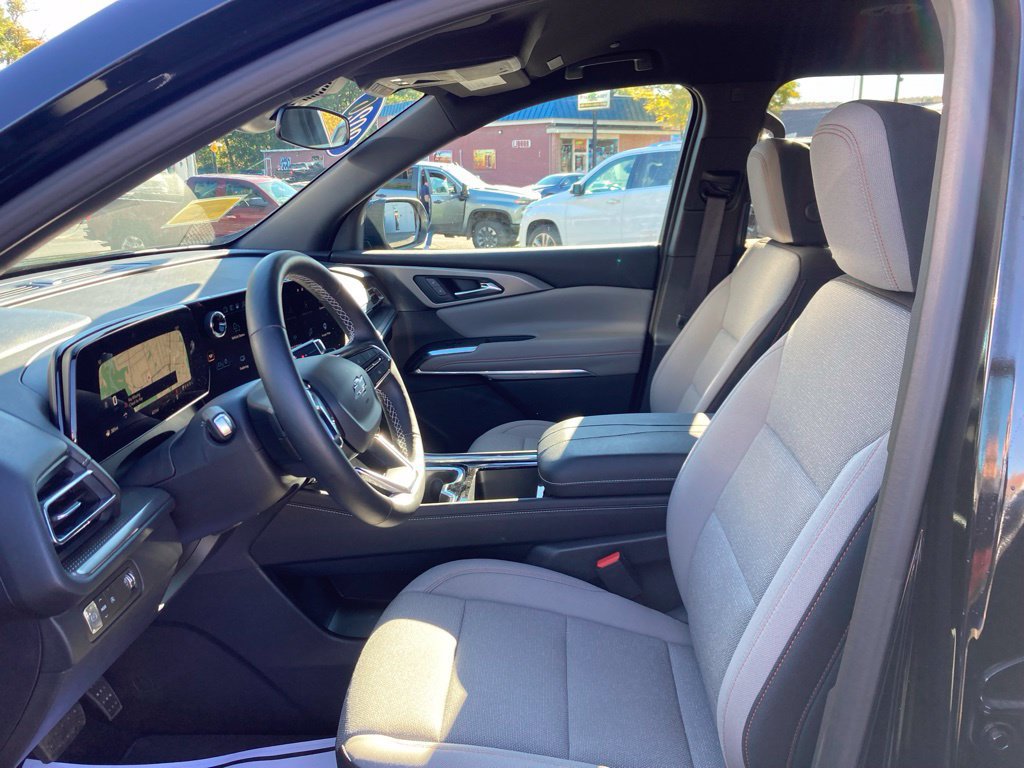 Used 2026 Chevrolet Traverse LT w/ Midnight/Sport Edition FWD image 3