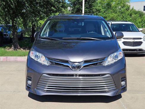 Used 2020 Toyota Sienna XLE image 3