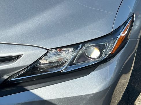 Used 2020 Toyota Camry SE w/ Convenience Package FWD image 11