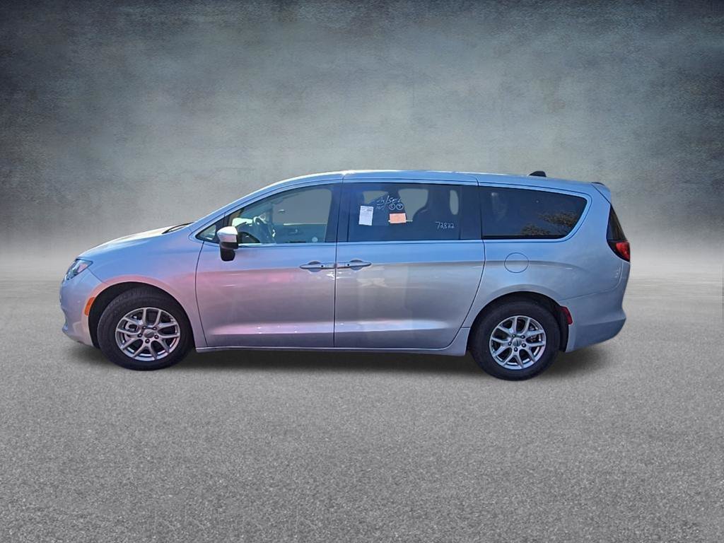 Used 2023 Chrysler Voyager LX FWD image 5