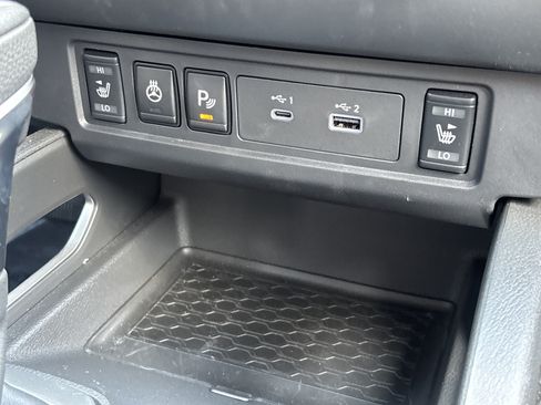 Used 2022 Nissan Frontier SV AWD/4WD image 10