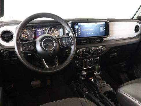 Used 2025 Jeep Gladiator Sport AWD/4WD image 2