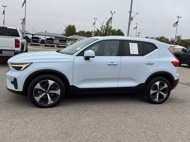 Used 2024 Volvo XC40 B5 Plus AWD/4WD image 3