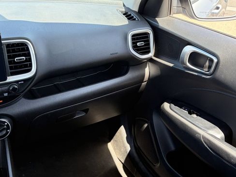 Used 2024 Hyundai Venue SE FWD image 18