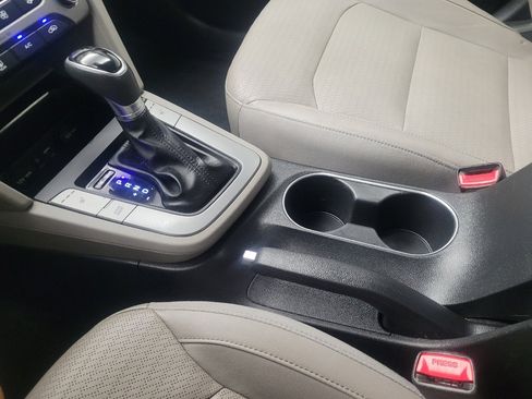 Used 2017 Hyundai Elantra Limited image 26