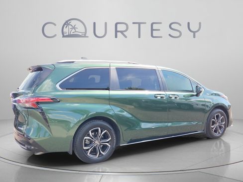 Certified 2025 Toyota Sienna Platinum AWD/4WD image 5