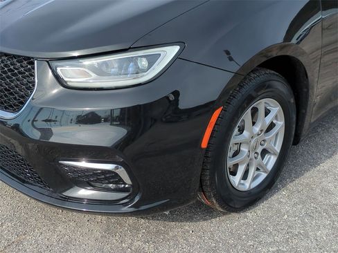 Used 2023 Chrysler Pacifica Touring-L image 9