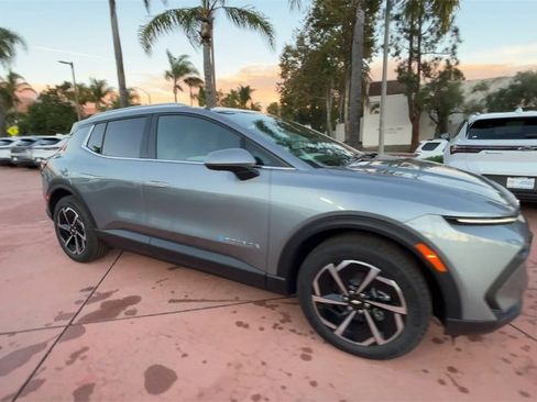 New 2026 Chevrolet Equinox EV LT image 2