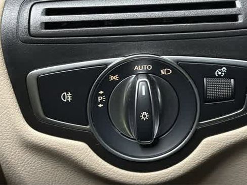 Used 2022 Mercedes-Benz GLC 300 4MATIC image 17