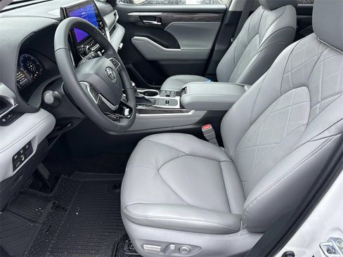 New 2026 Toyota Highlander Platinum image 20
