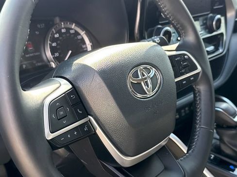 Used 2023 Toyota Highlander LE FWD image 29