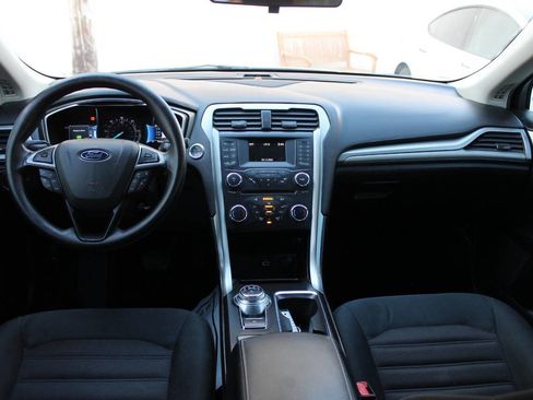 Used 2018 Ford Fusion SE FWD image 38