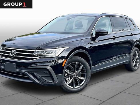 Used 2023 Volkswagen Tiguan SE image 1