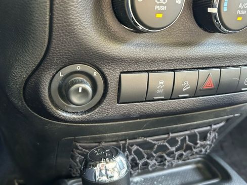 Certified 2017 Jeep Wrangler Unlimited Rubicon w/ Connectivity Group image 35