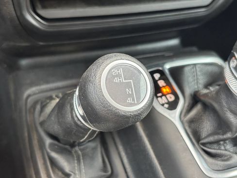 Used 2025 Jeep Gladiator Sport AWD/4WD image 9