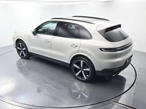 Certified 2025 Porsche Cayenne AWD/4WD image 36