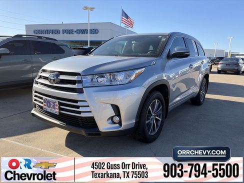 Used 2018 Toyota Highlander SE image 1