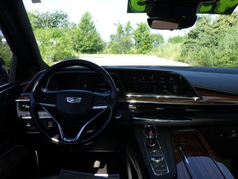 Used 2021 Cadillac Escalade Premium Luxury AWD/4WD image 23