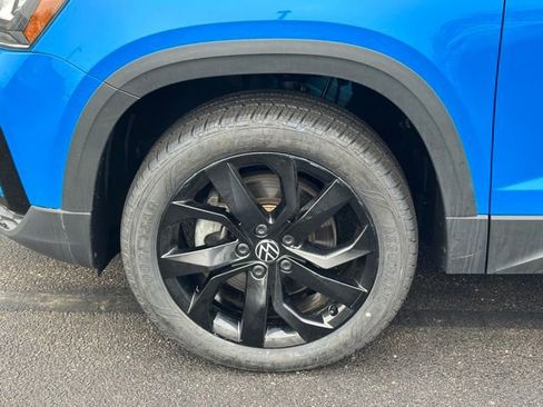 Certified 2024 Volkswagen Taos SE FWD image 10