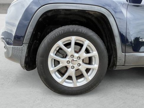 Used 2016 Jeep Cherokee Latitude FWD image 23
