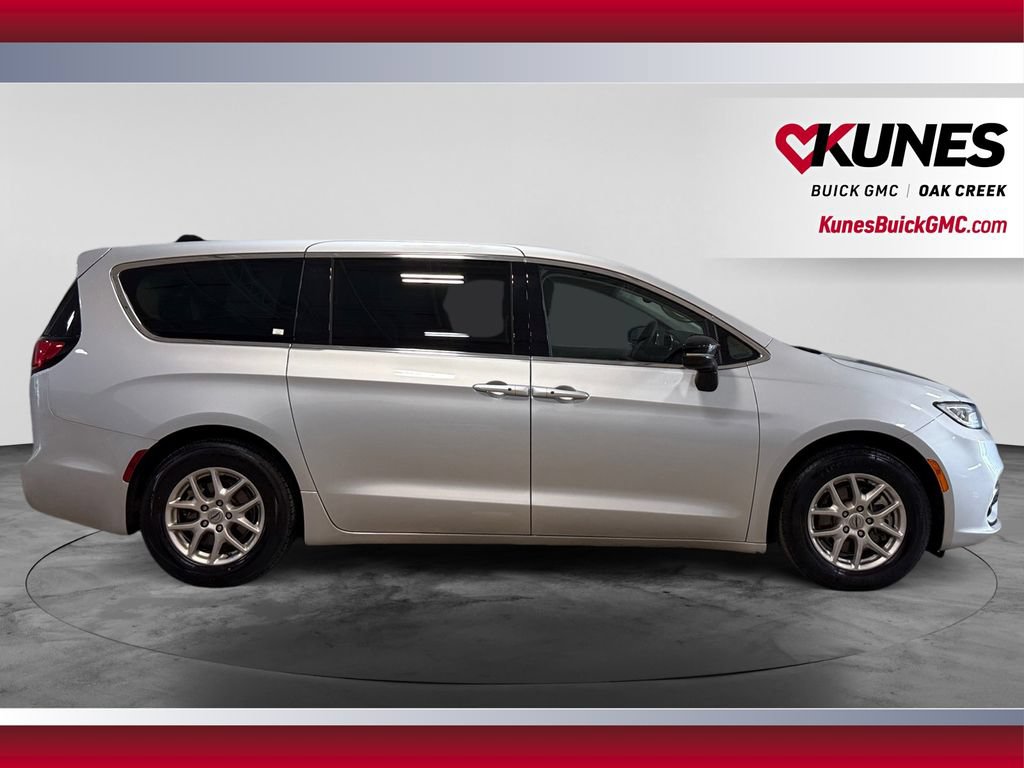 Used 2024 Chrysler Pacifica Touring-L FWD image 12