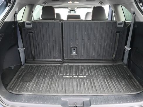 Used 2023 Toyota Highlander XLE AWD/4WD image 6