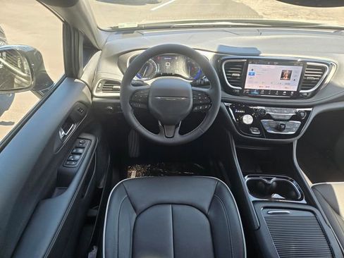 New 2027 Chrysler Pacifica Limited FWD image 6