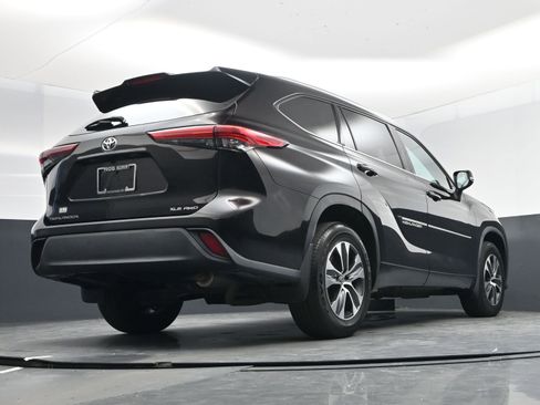 Used 2020 Toyota Highlander XLE image 14