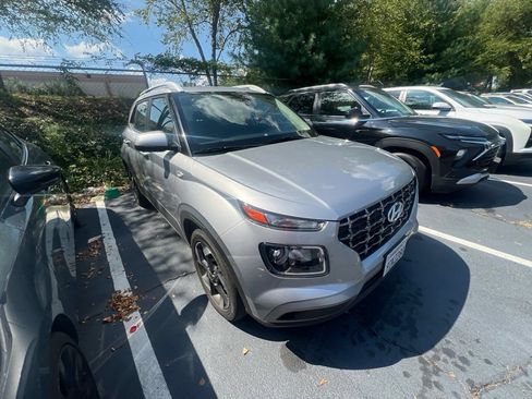 Used 2025 Hyundai Venue SEL FWD image 7