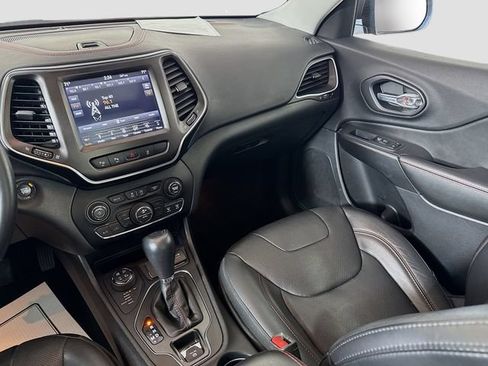 Used 2019 Jeep Cherokee Trailhawk AWD/4WD image 24