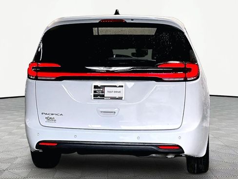 Used 2024 Chrysler Pacifica Touring-L FWD image 5