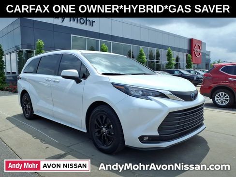 Used 2025 Toyota Sienna XLE FWD image 1