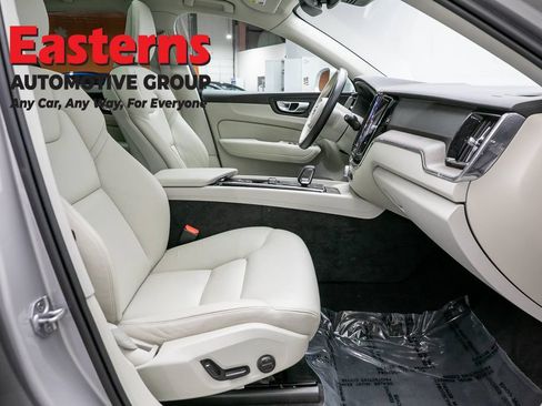 Used 2022 Volvo XC60 B5 Momentum AWD/4WD image 25