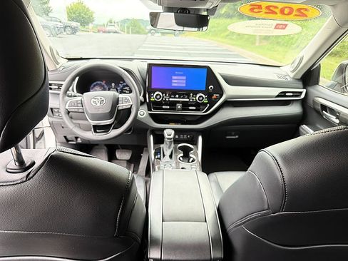 Certified 2025 Toyota Highlander Platinum AWD/4WD image 18