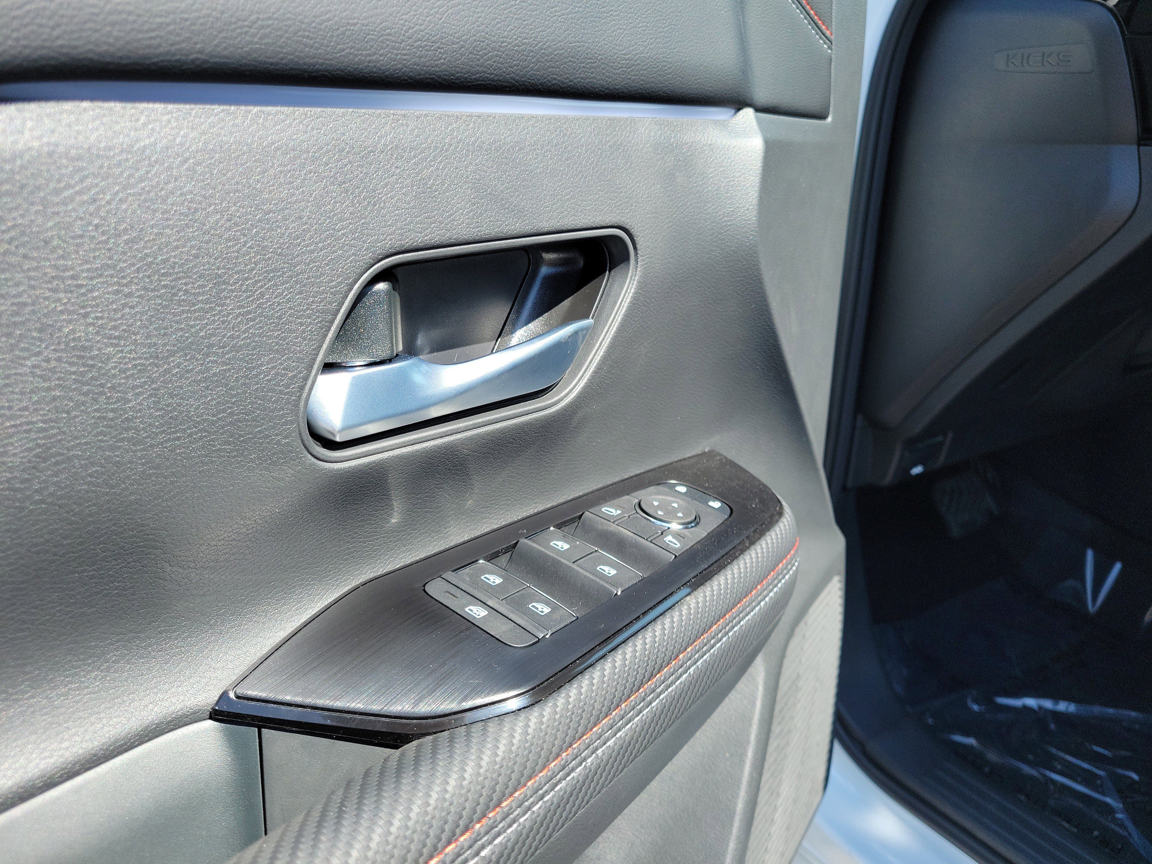 Used 2025 Nissan Kicks SR AWD/4WD image 19