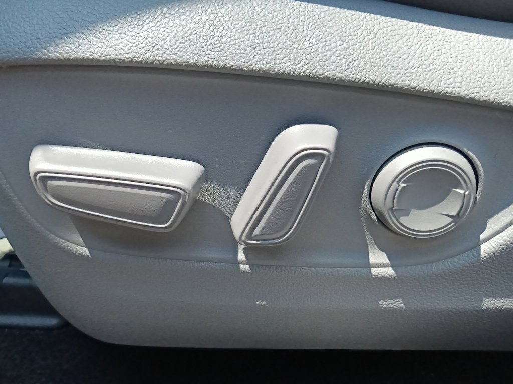 Used 2022 Toyota Highlander XLE AWD/4WD image 16