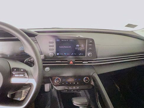 Used 2025 Hyundai Elantra Hybrid FWD image 13