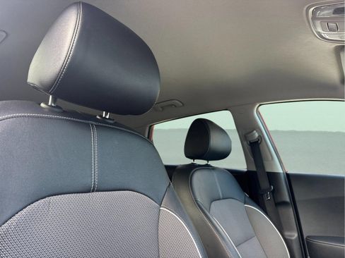 Used 2022 Kia Niro EX image 17