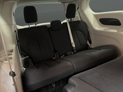 Used 2018 Chrysler Pacifica L FWD image 27
