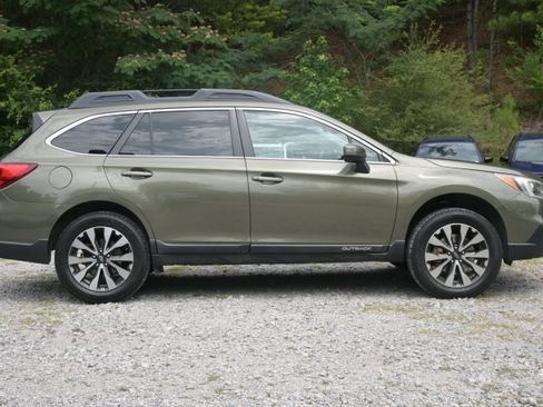 Used 2015 Subaru Outback 2.5i Limited AWD/4WD image 10