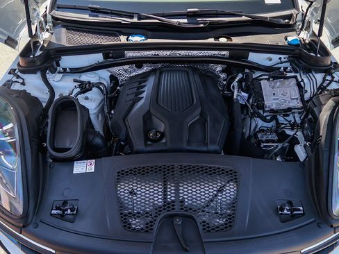 Used 2024 Porsche Macan AWD/4WD image 29
