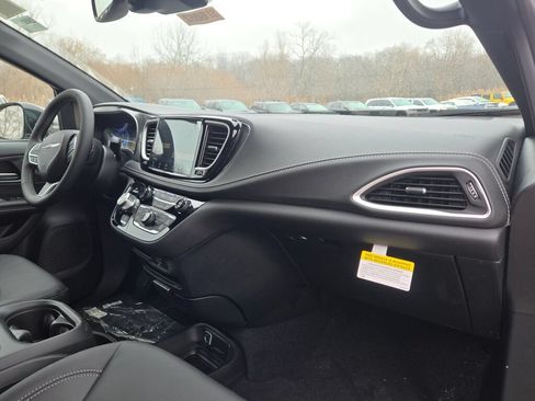 New 2026 Chrysler Pacifica Select FWD image 8