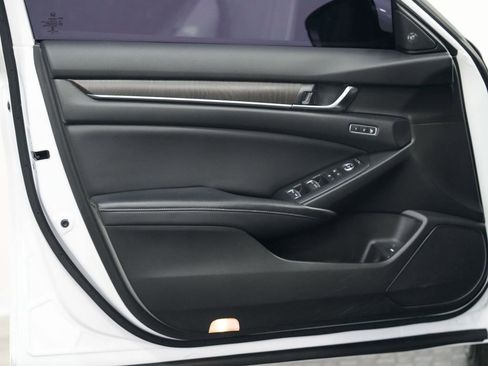 Used 2018 Honda Accord Touring image 11