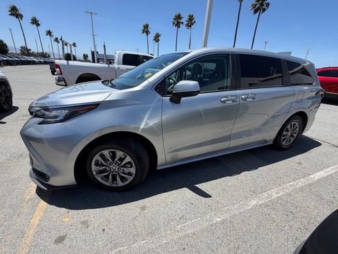 Used 2023 Toyota Sienna LE FWD image 2