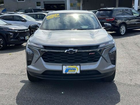 Used 2024 Chevrolet Trax RS w/ Driver Confidence Package FWD image 2