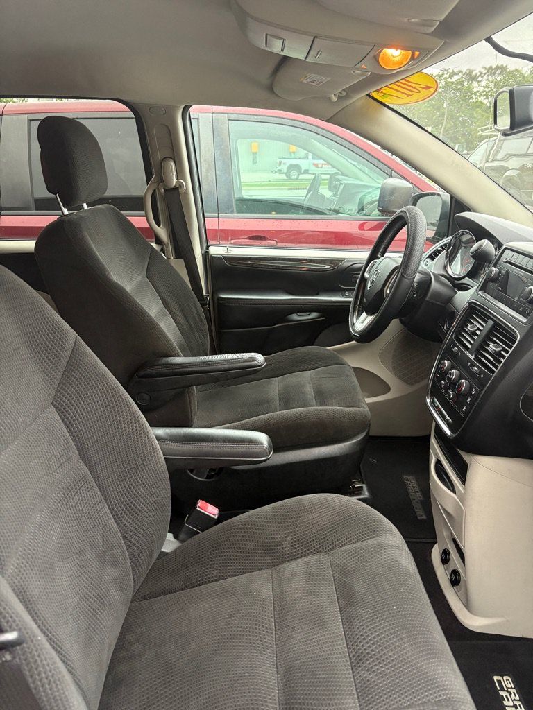 Used 2017 Dodge Grand Caravan SE w/ UConnect Hands-Free Group FWD image 16