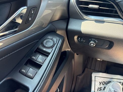 Used 2023 Chevrolet Traverse LT FWD image 35