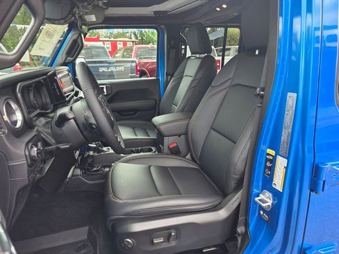New 2025 Jeep Gladiator Sport image 7